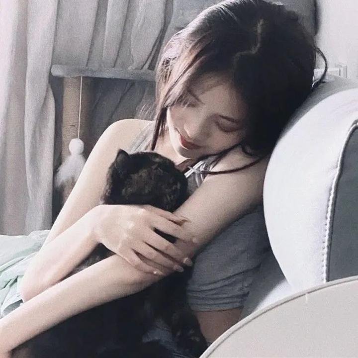 号舱房的女人